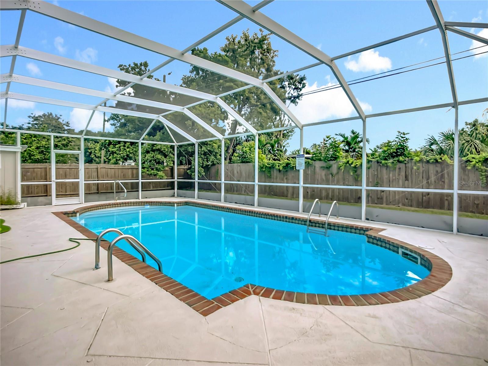 Listing photo id 25 for 5703 18 Street W