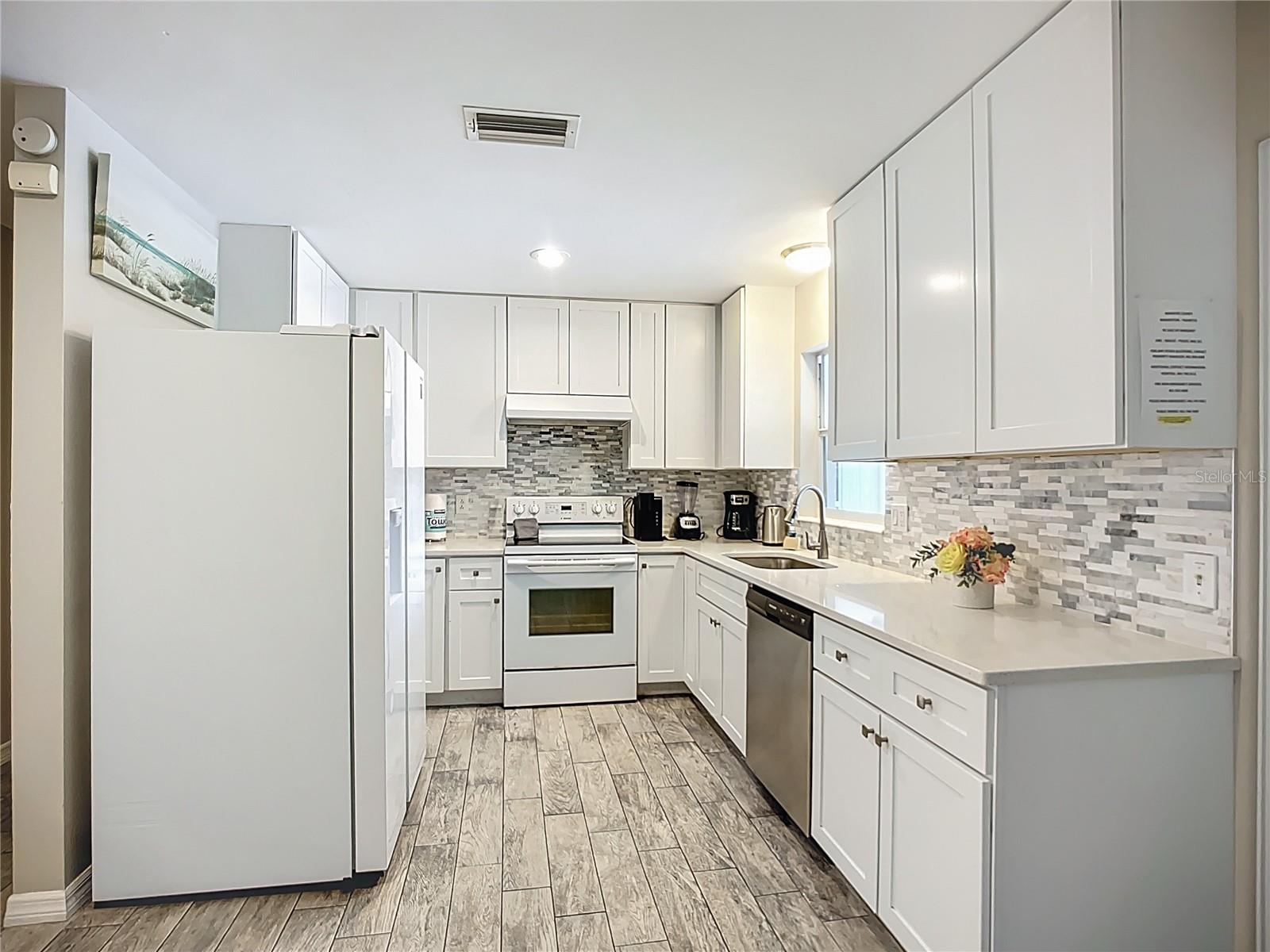 Listing photo id 2 for 5703 18 Street W