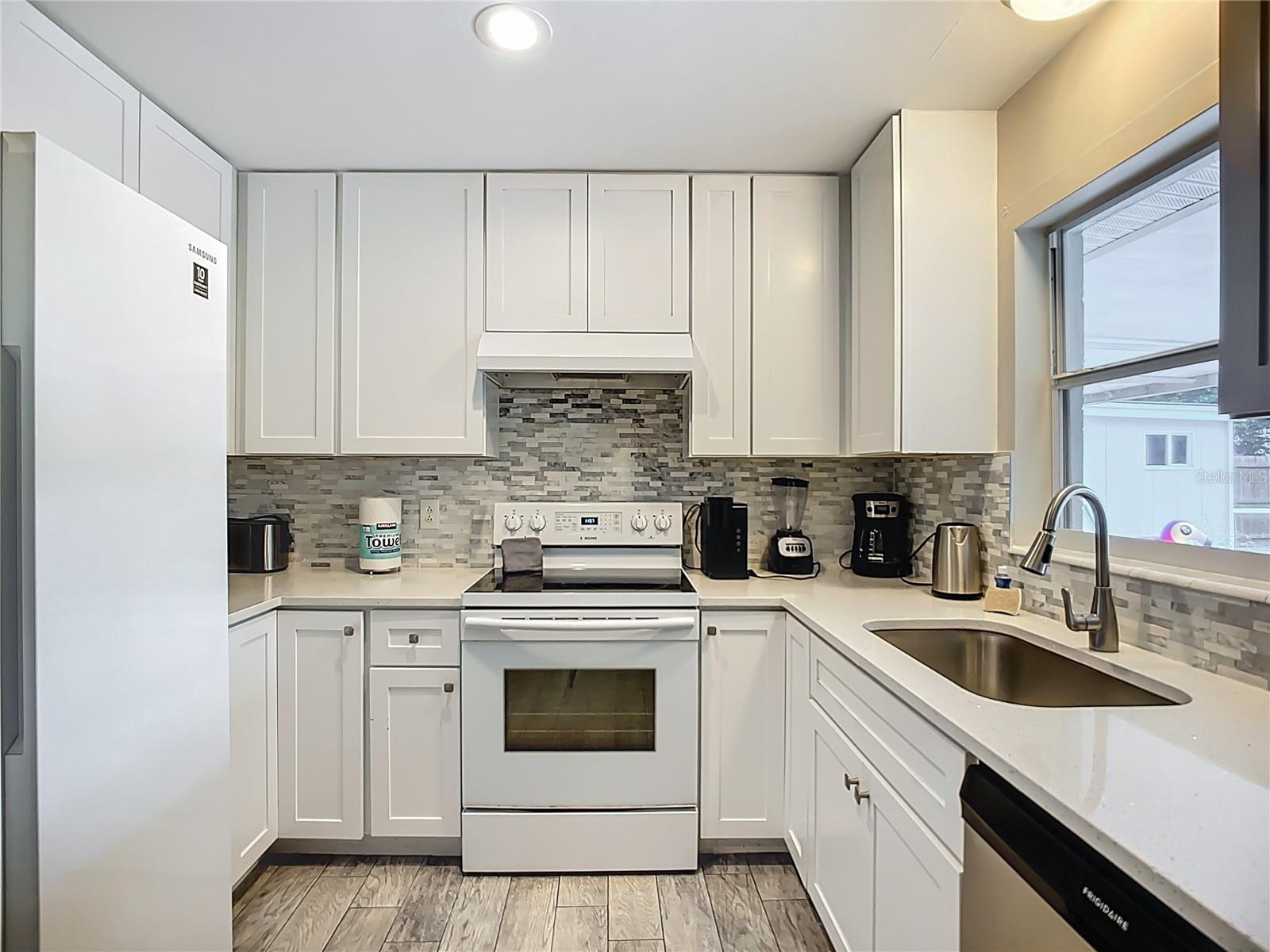 Listing photo id 3 for 5703 18 Street W