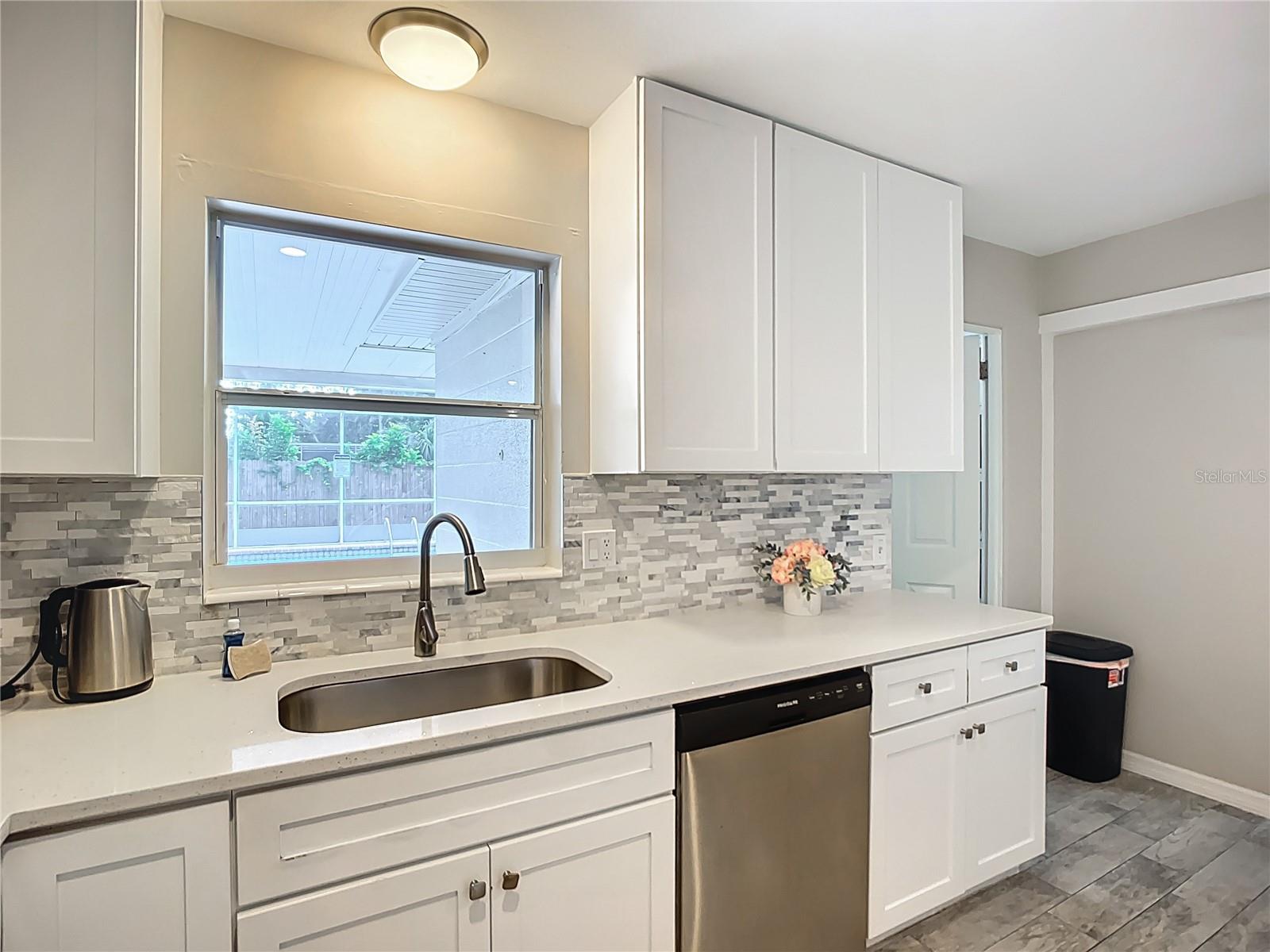 Listing photo id 4 for 5703 18 Street W