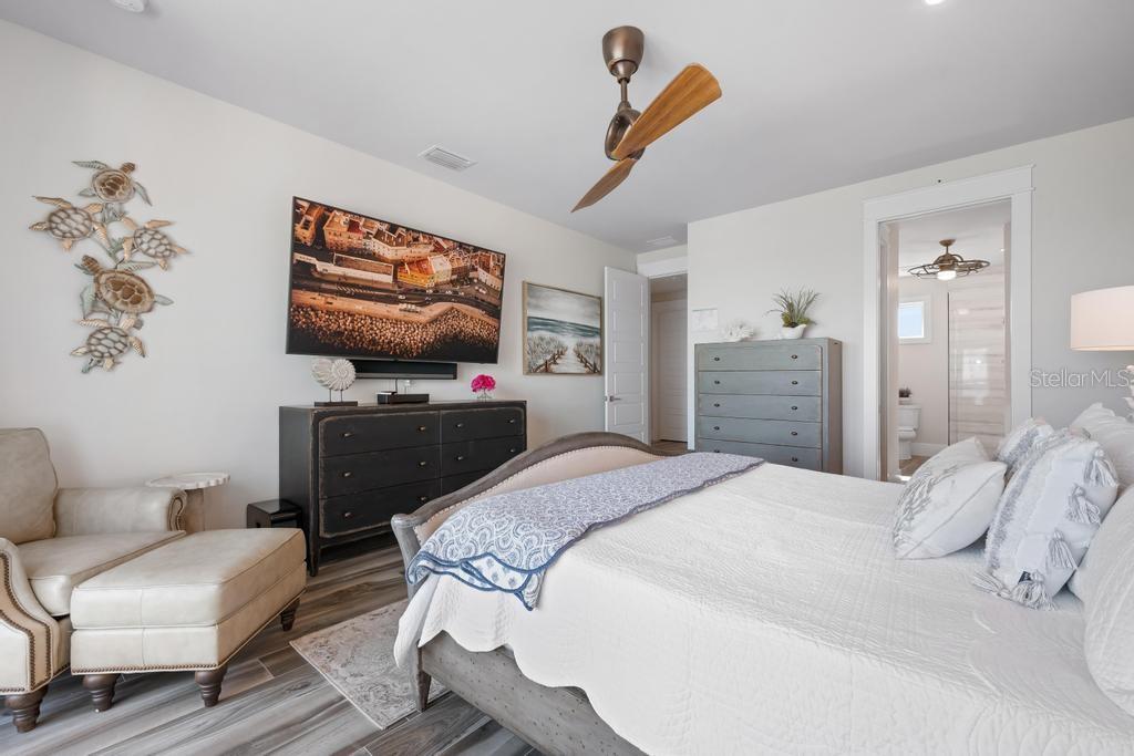 Image 31 of 83 For 915 Shore Drive