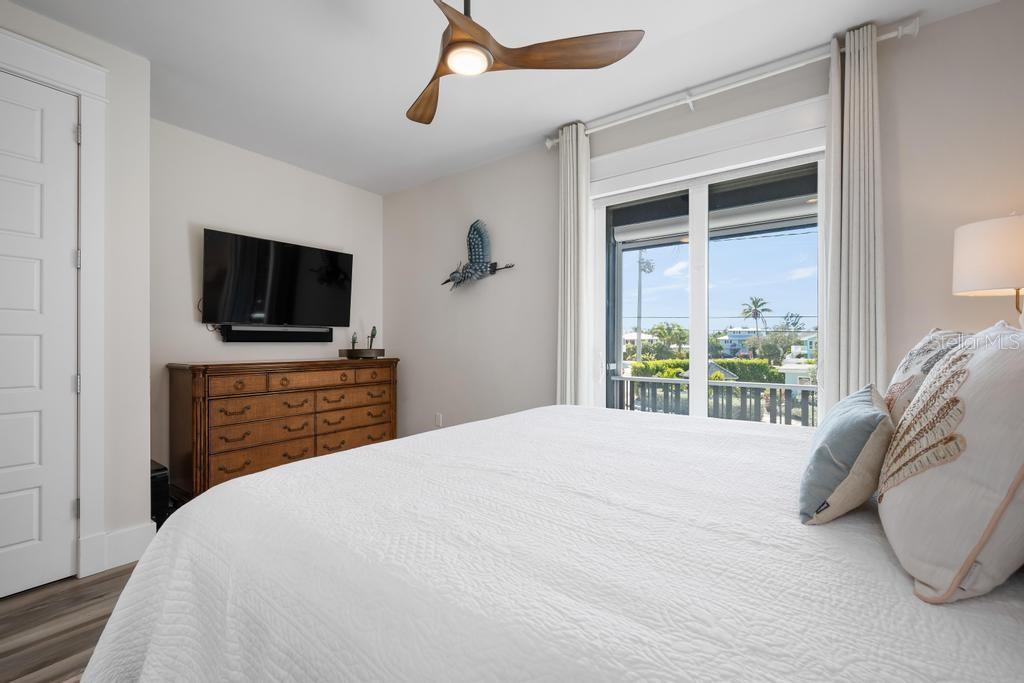 Image 43 of 83 For 915 Shore Drive