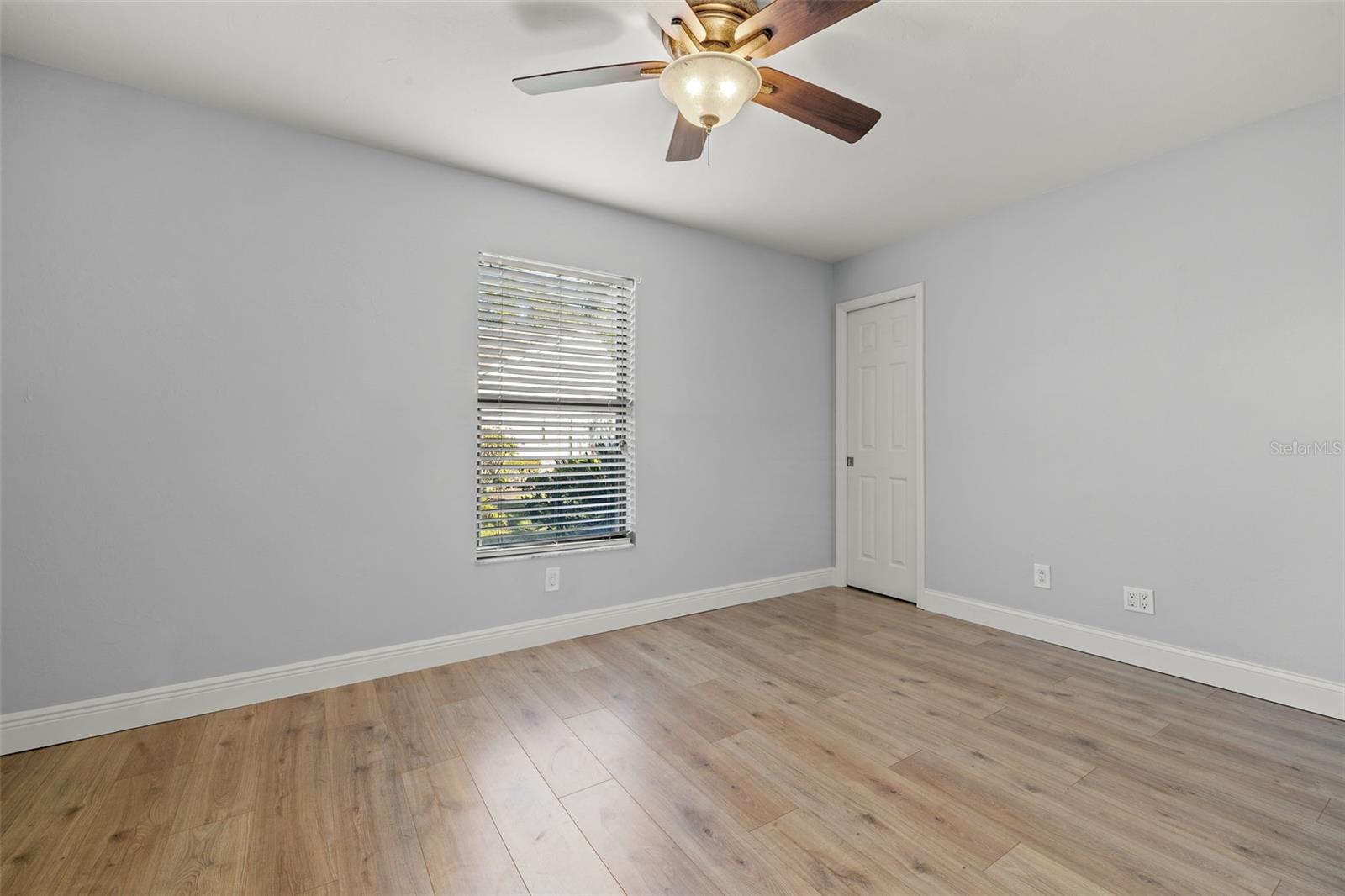 Image 29 of 34 For 1518 Courtyards Lane 197