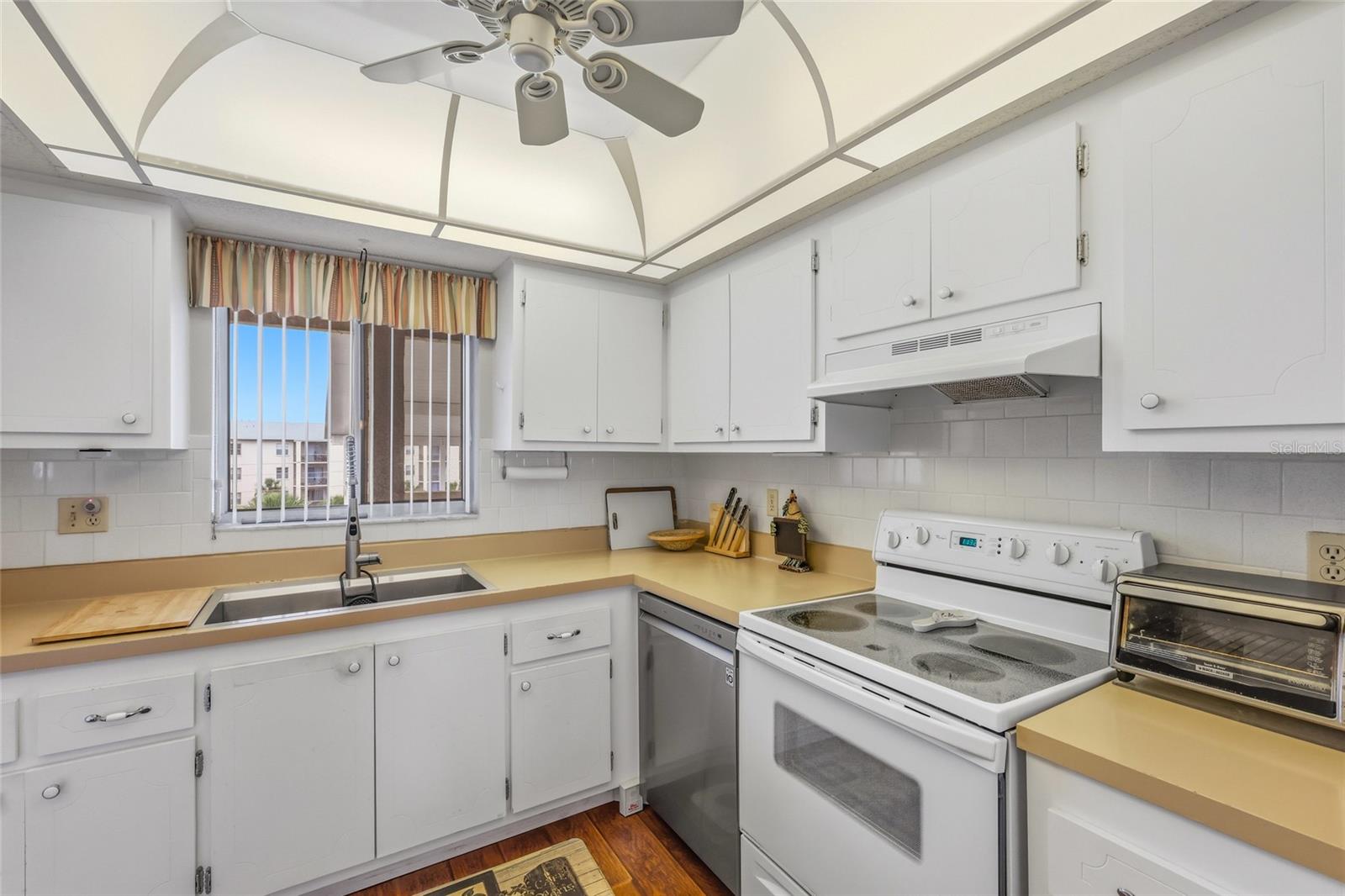 Image 9 of 35 For 3839 Lake Bayshore Drive H516