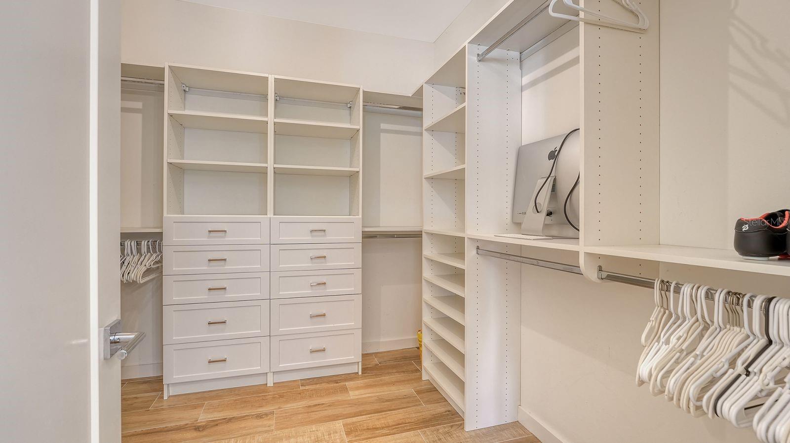 Listing photo id 14 for 6136 Hollywood Boulevard