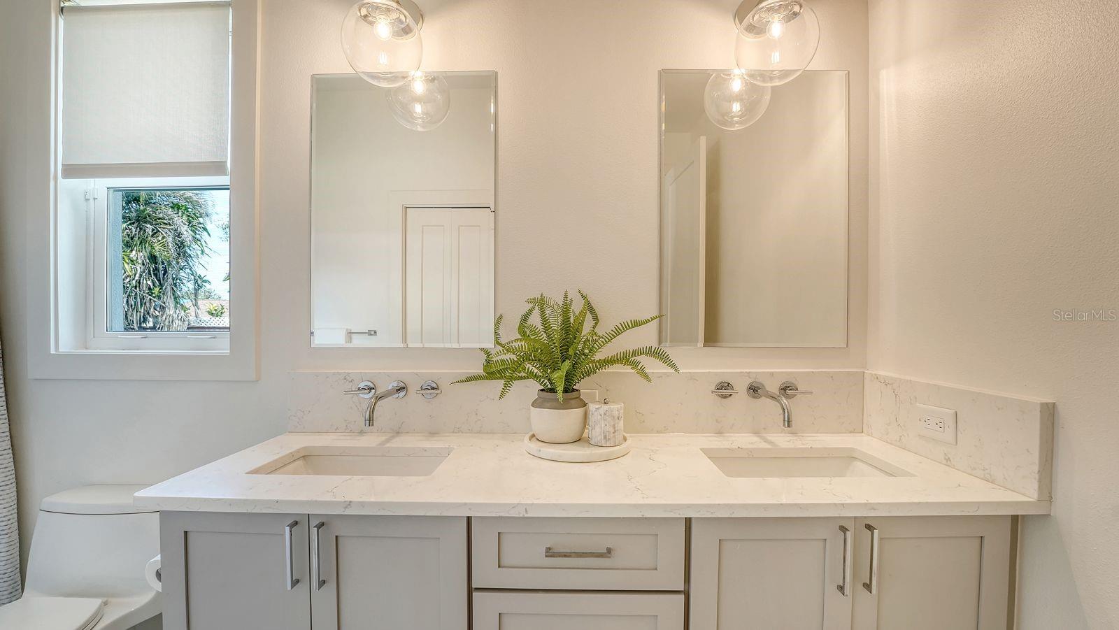 Listing photo id 17 for 6136 Hollywood Boulevard