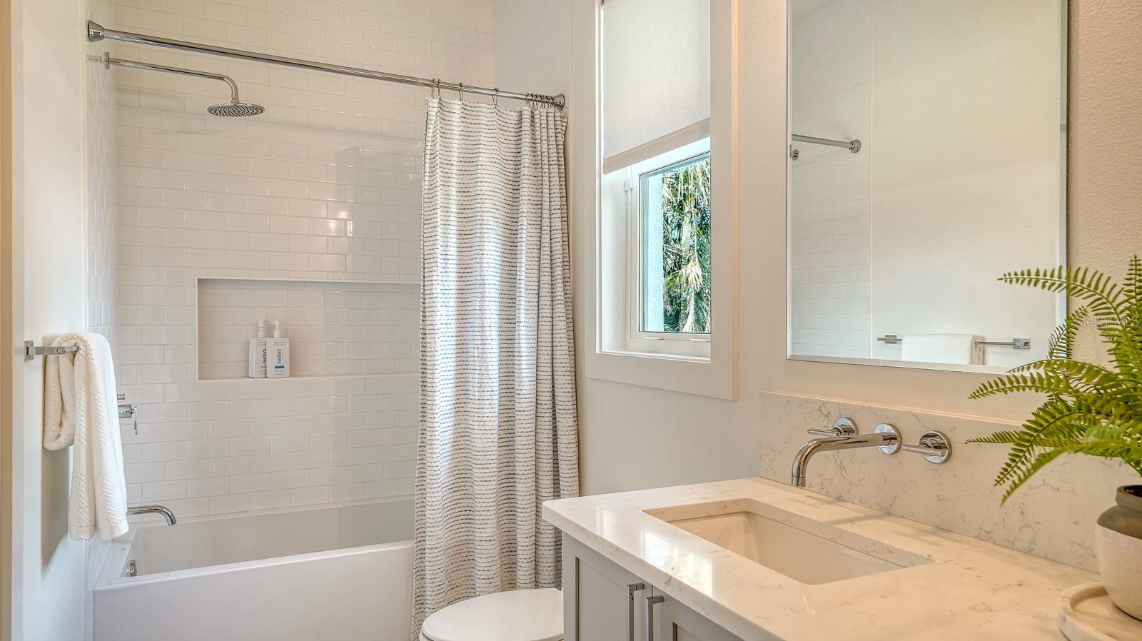 Listing photo id 18 for 6136 Hollywood Boulevard