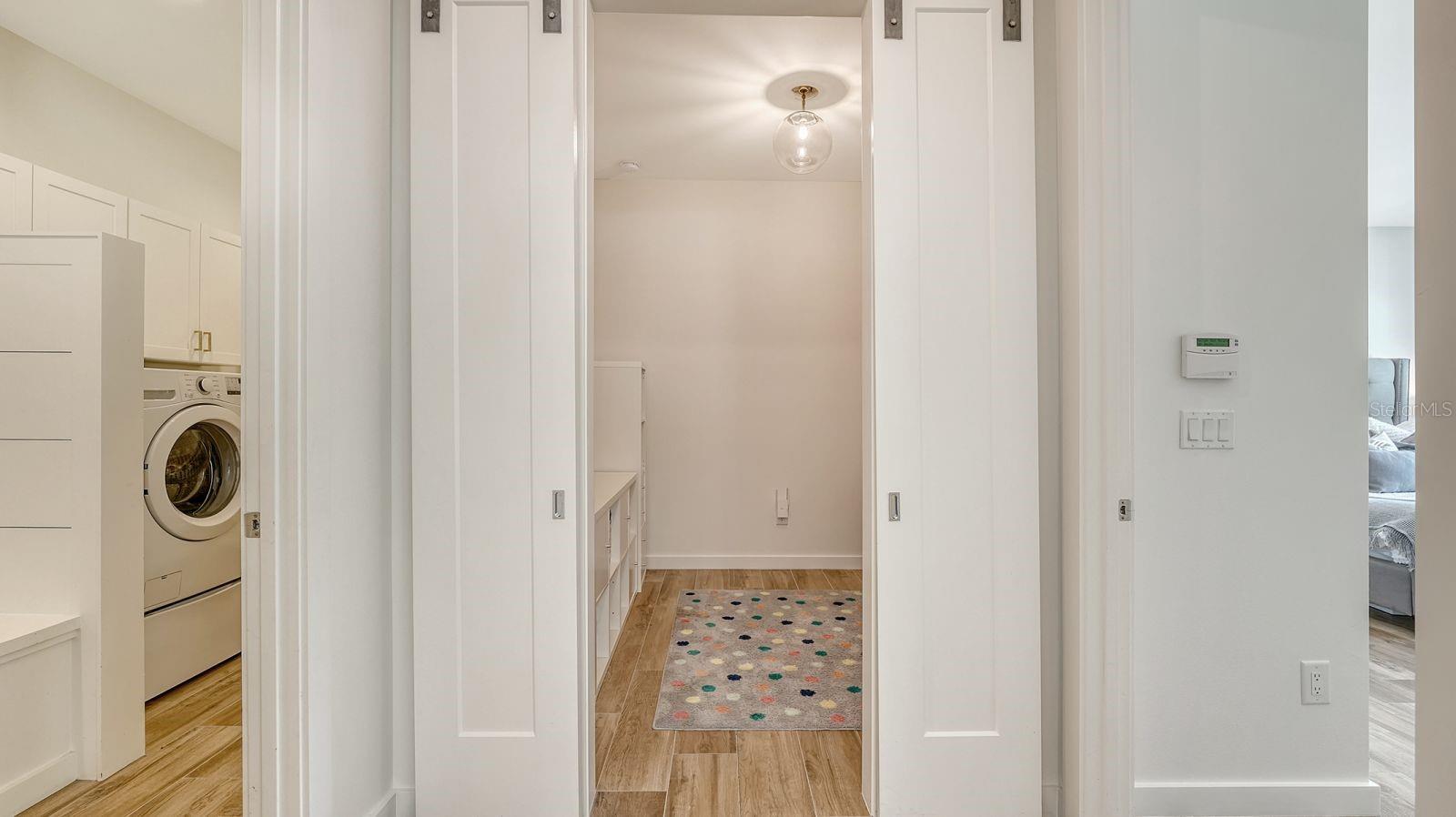 Listing photo id 21 for 6136 Hollywood Boulevard