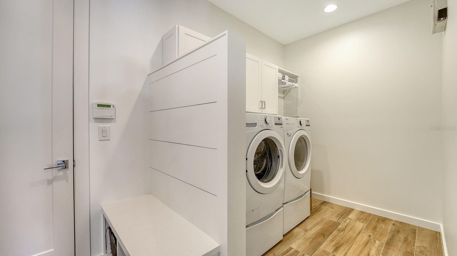 Listing photo id 23 for 6136 Hollywood Boulevard