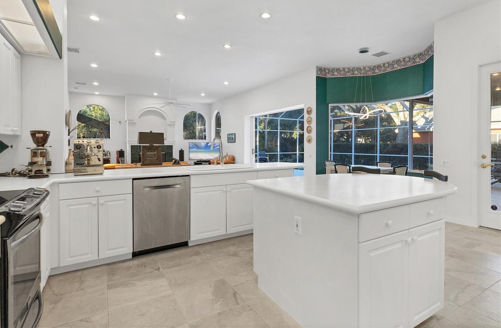 Image 14 of 39 For 8576 Woodbriar Drive