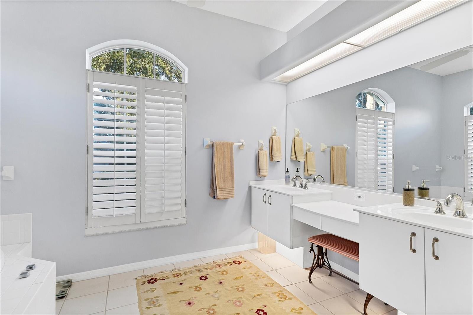 Image 17 of 39 For 8576 Woodbriar Drive