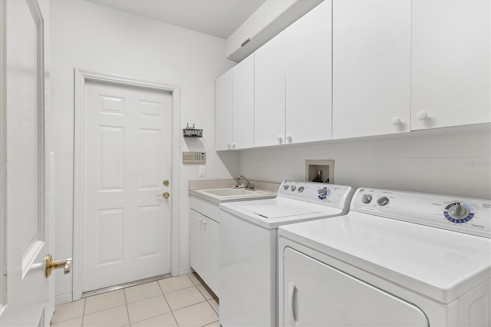 Image 23 of 39 For 8576 Woodbriar Drive