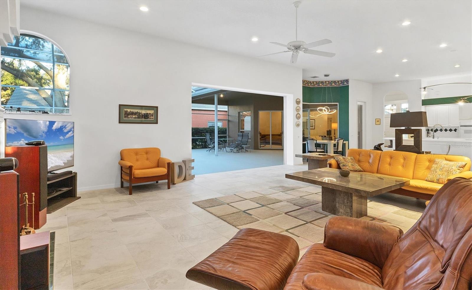 Image 7 of 39 For 8576 Woodbriar Drive