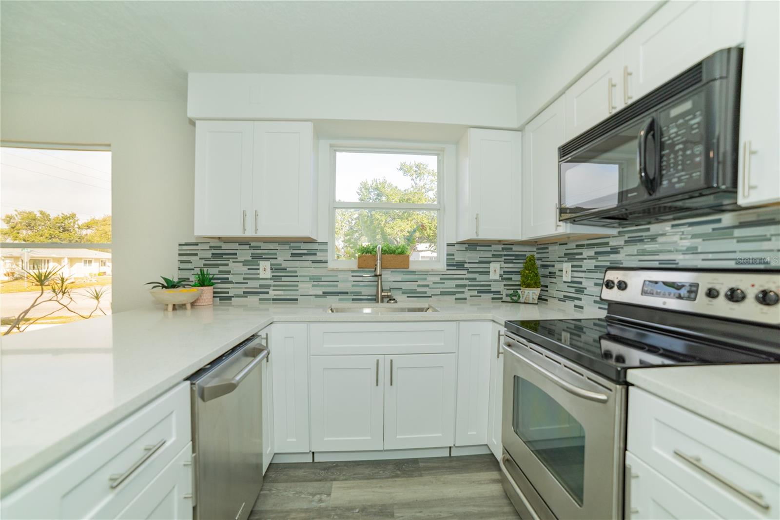 Image 11 of 21 For 1715 17th Avenue W