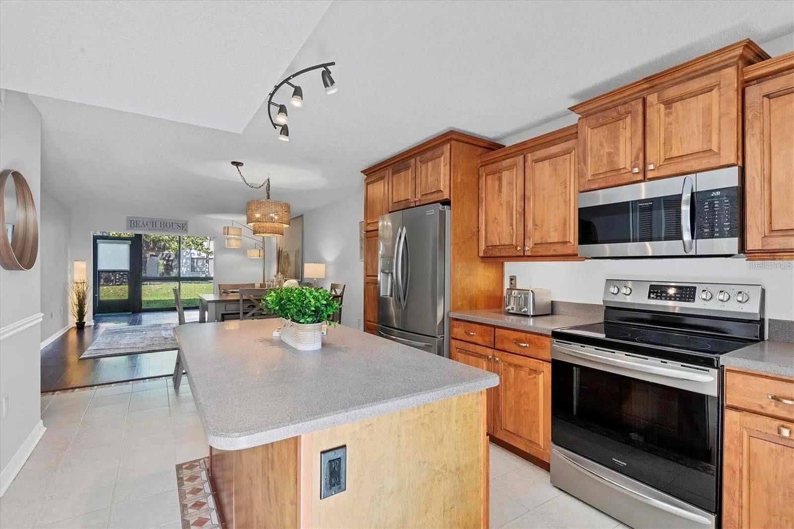 Image 5 of 27 For 1640 Stickney Point Road 40-101