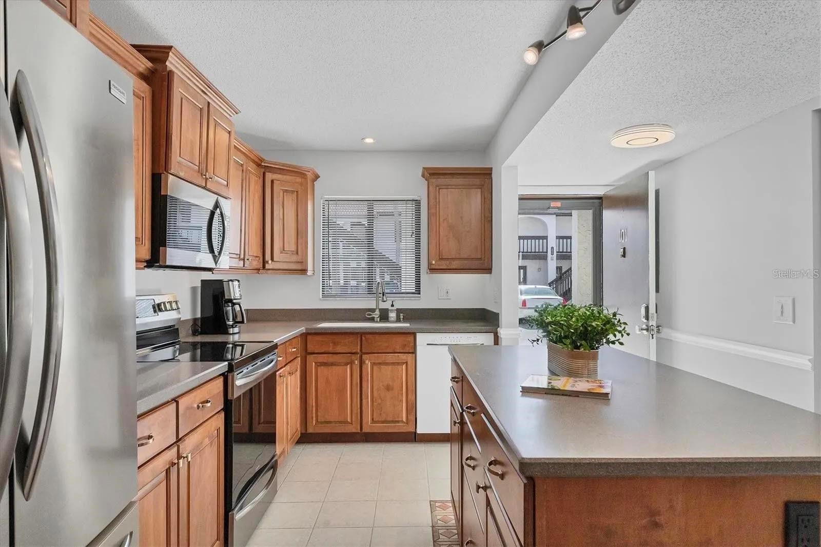 Image 8 of 27 For 1640 Stickney Point Road 40-101