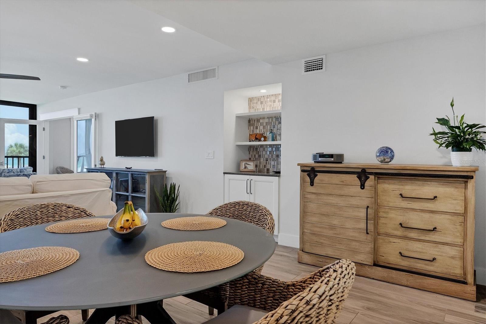 Image 13 of 51 For 5740 Midnight Pass Road 303f