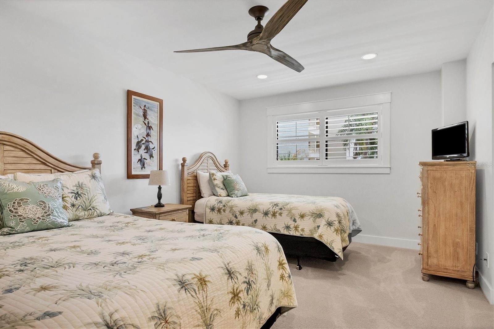 Image 29 of 51 For 5740 Midnight Pass Road 303f