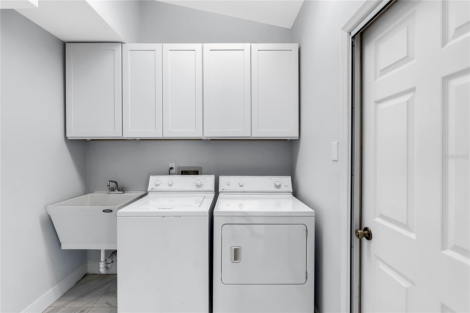 Image 10 of 33 For 911 Wee Burn Place