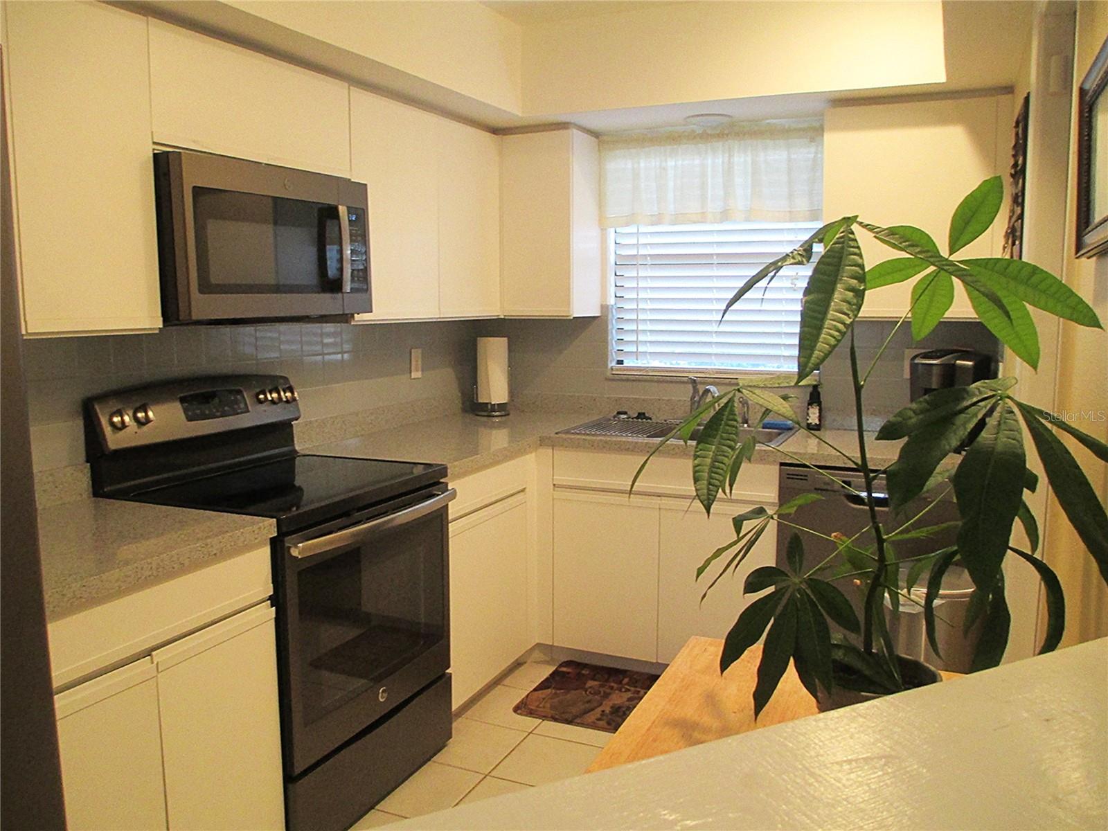 Image 4 of 19 For 5040 Live Oak Circle 93