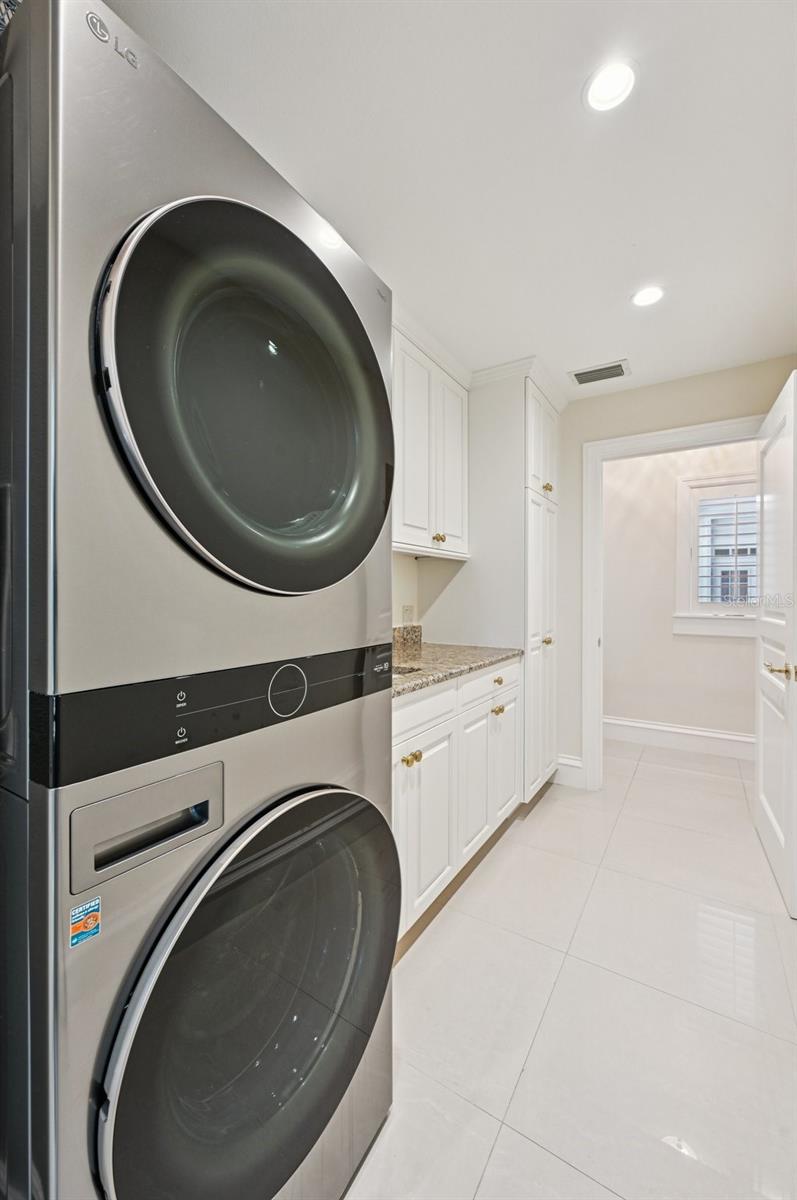 Image 40 of 76 For 1121 Morningside Place