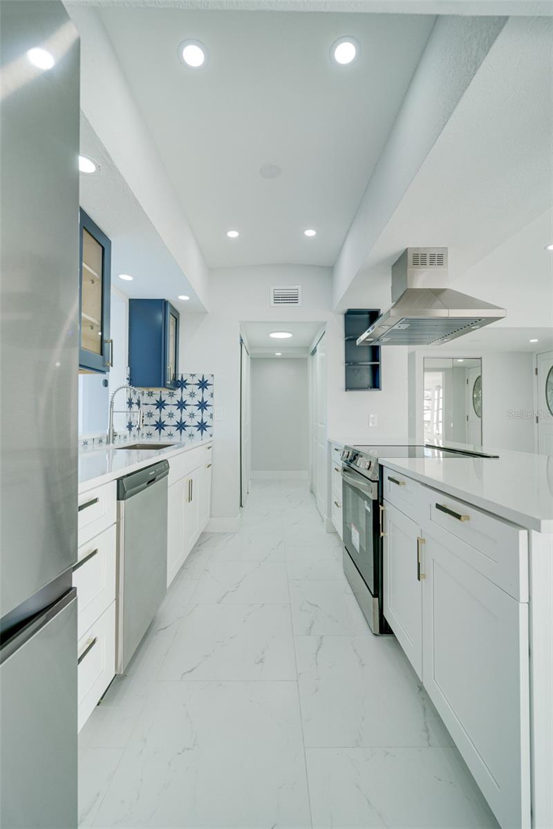 Listing photo id 9 for 217 Tarpon Boulevard Nw