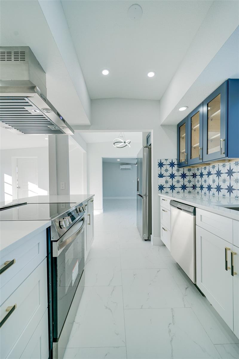 Listing photo id 10 for 217 Tarpon Boulevard Nw