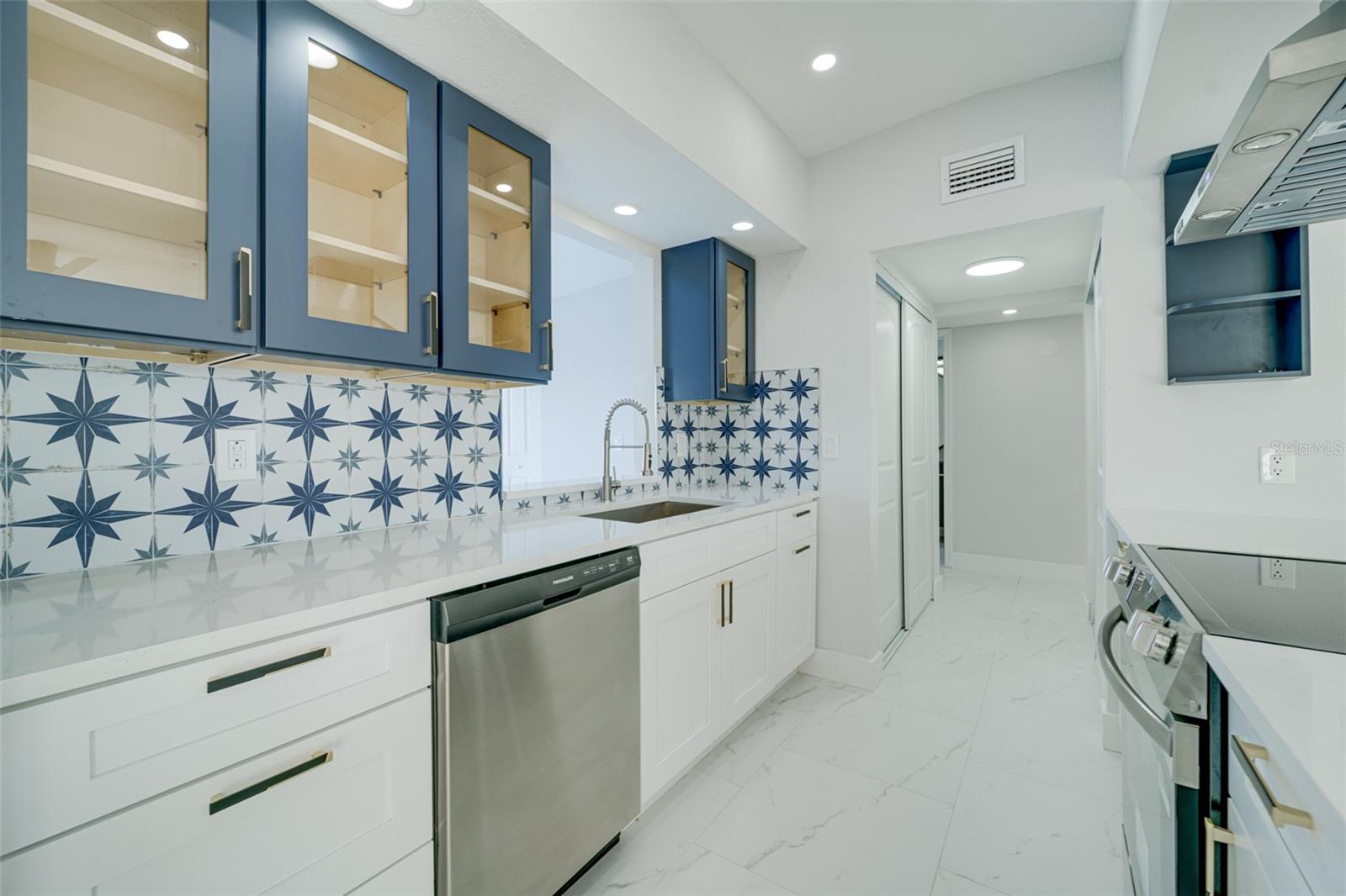 Listing photo id 14 for 217 Tarpon Boulevard Nw