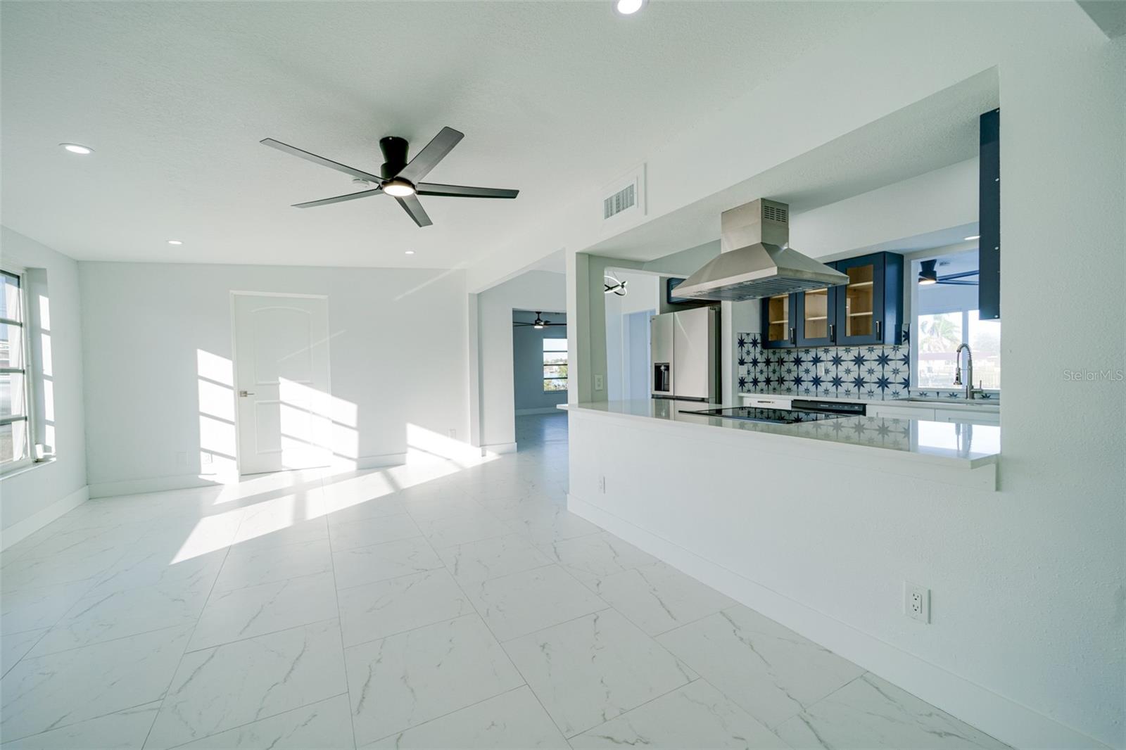 Listing photo id 0 for 217 Tarpon Boulevard Nw