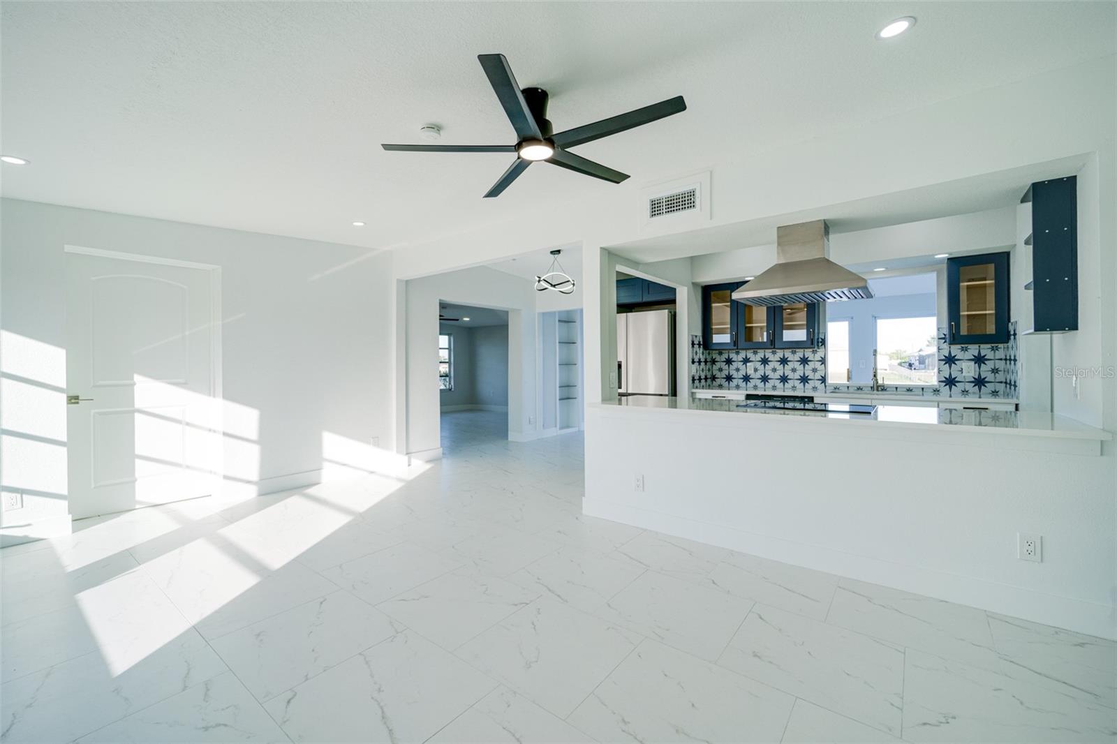 Listing photo id 2 for 217 Tarpon Boulevard Nw