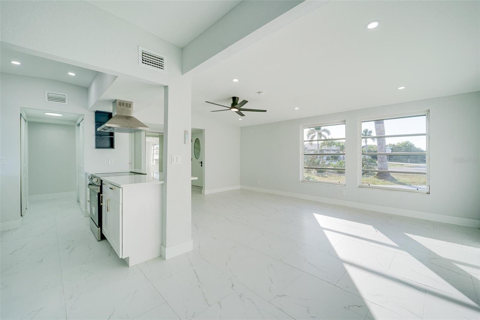 Listing photo id 5 for 217 Tarpon Boulevard Nw