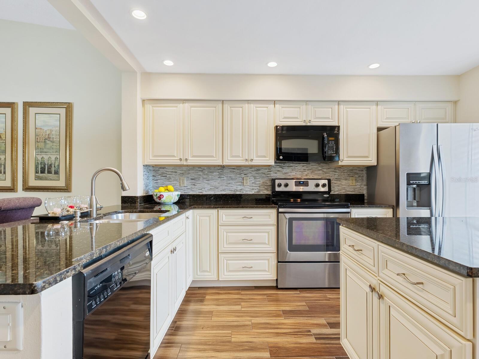 Image 7 of 40 For 4610 Weybridge  24