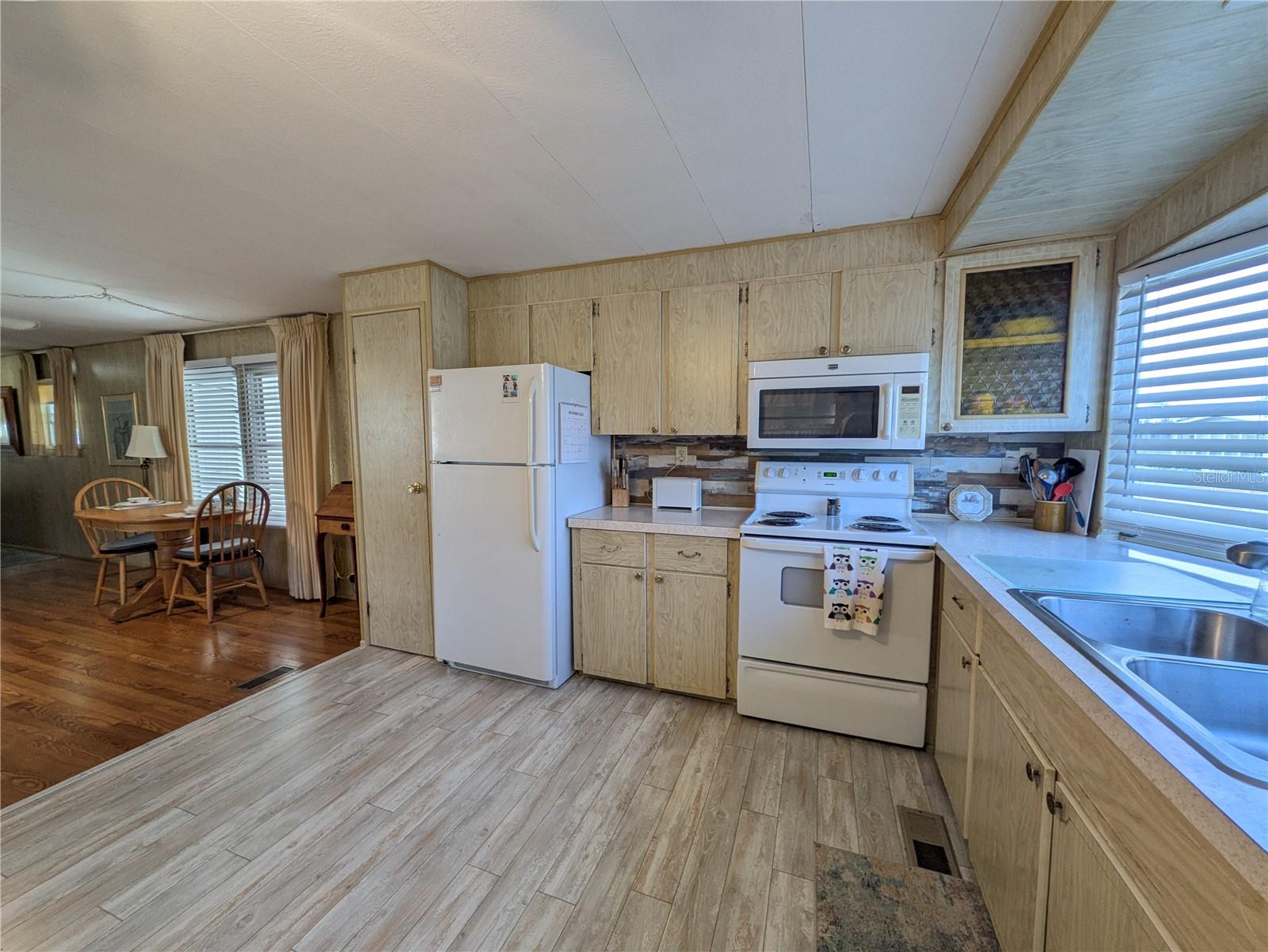 Image 7 of 20 For 215 Willow Oak Lane