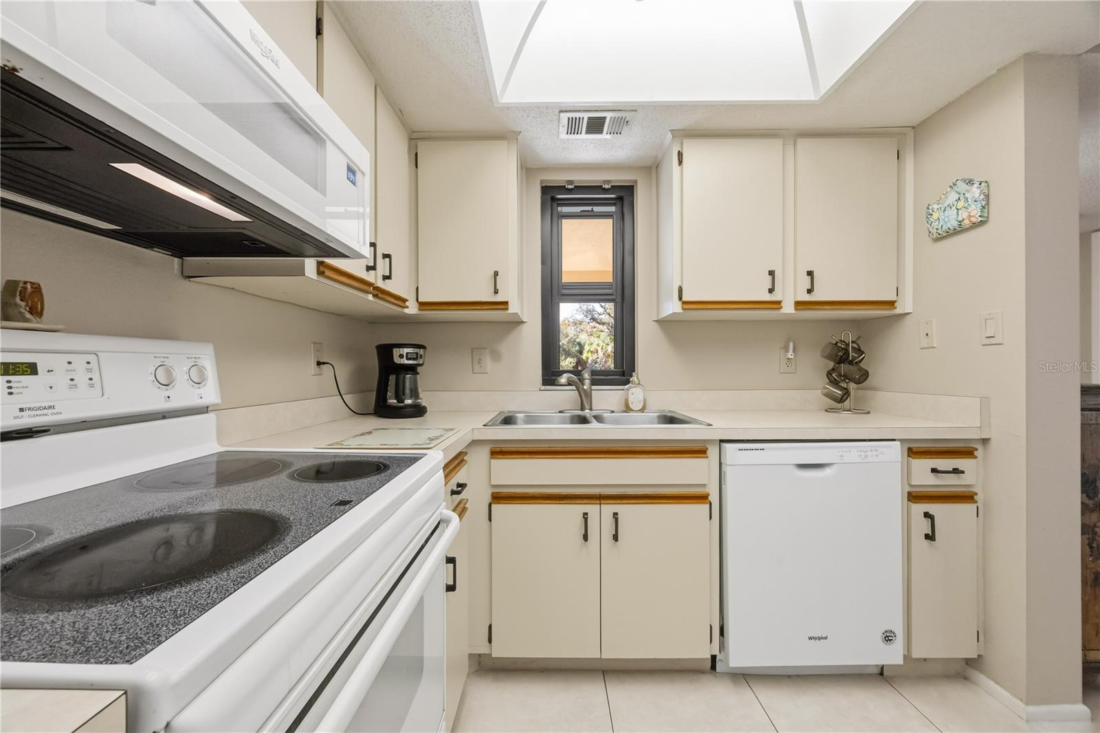 Image 17 of 56 For 19505 Quesada Avenue F202