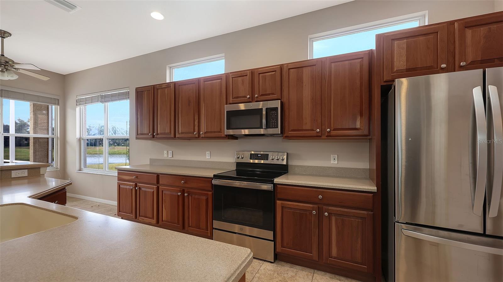 Listing photo id 9 for 4404 Reflections Parkway