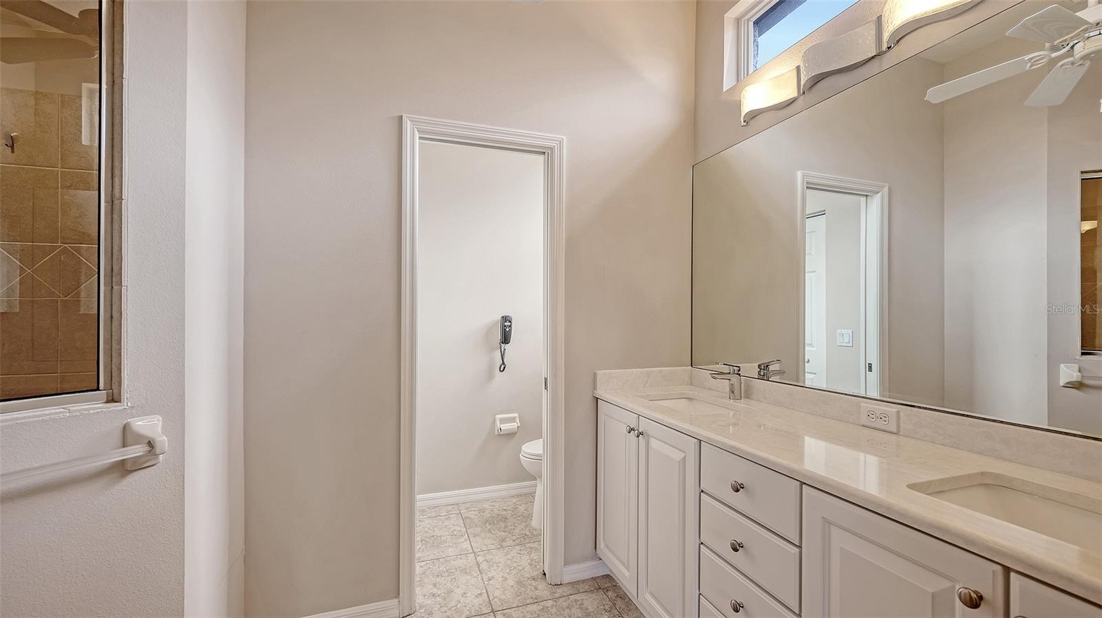 Listing photo id 13 for 4404 Reflections Parkway