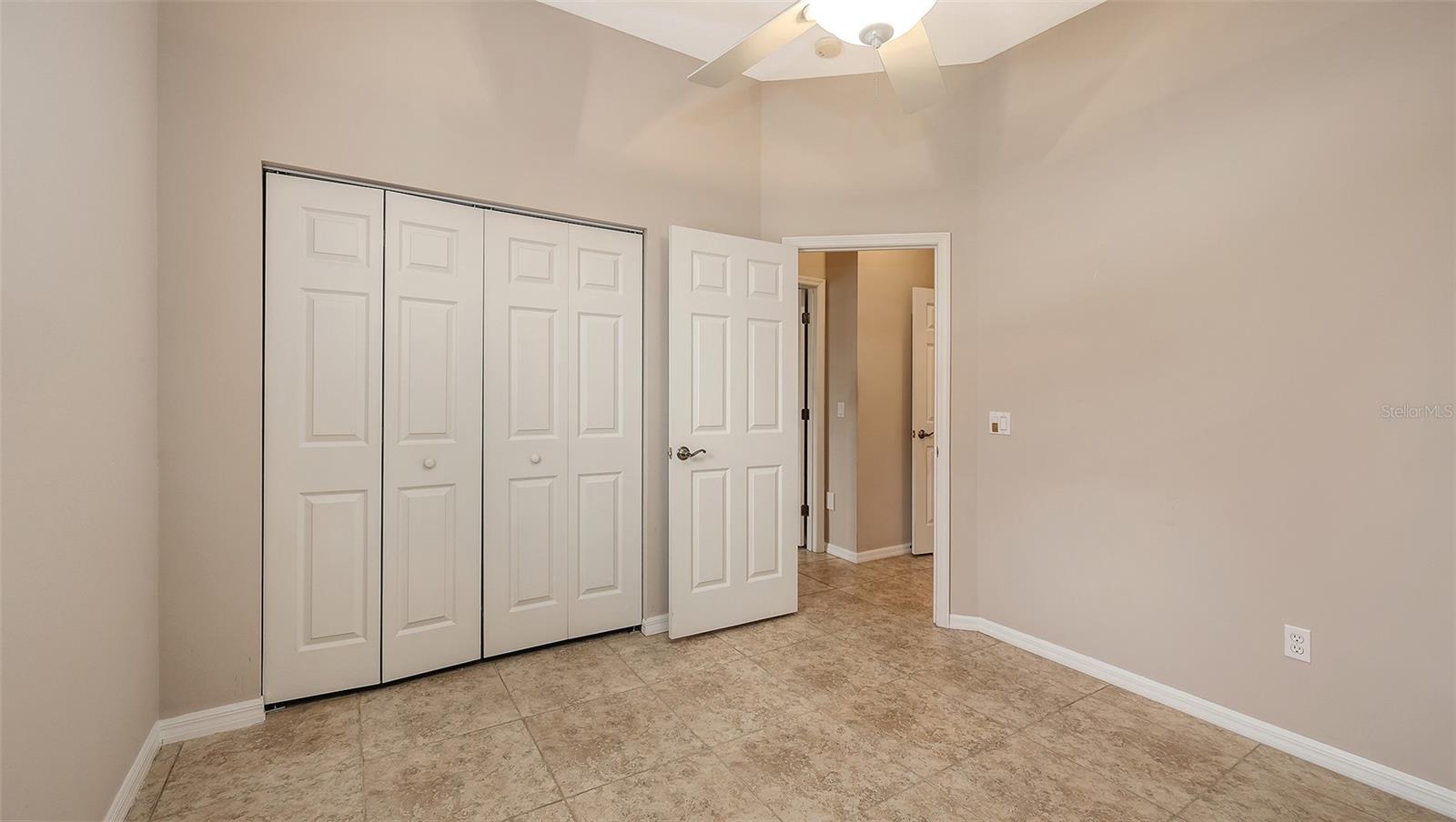 Listing photo id 17 for 4404 Reflections Parkway