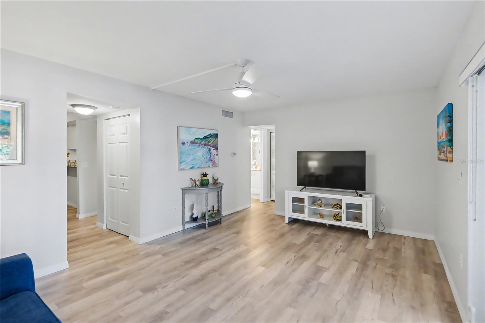 Image 11 of 49 For 6157 Midnight Pass Road E23