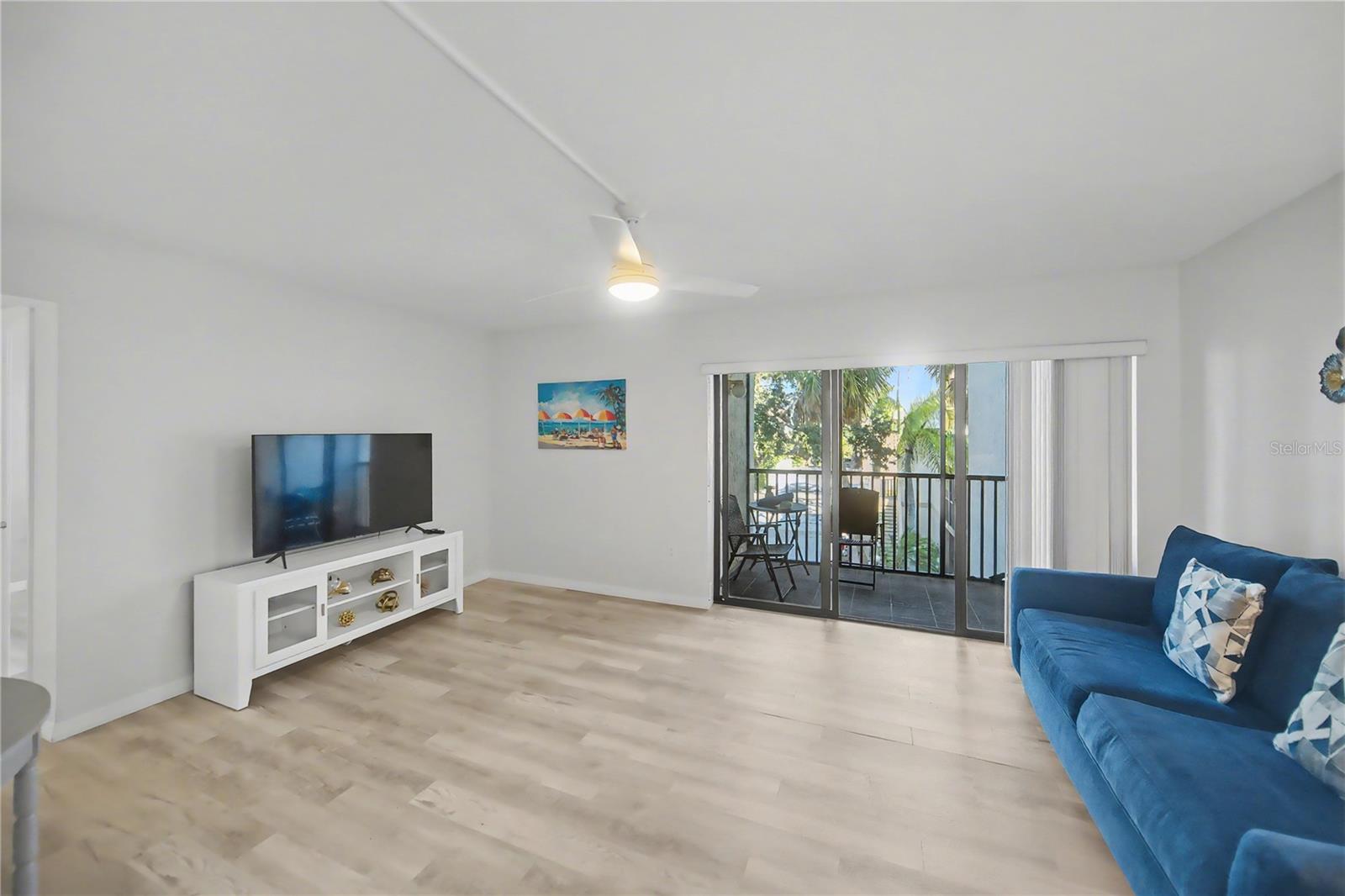 Image 8 of 49 For 6157 Midnight Pass Road E23