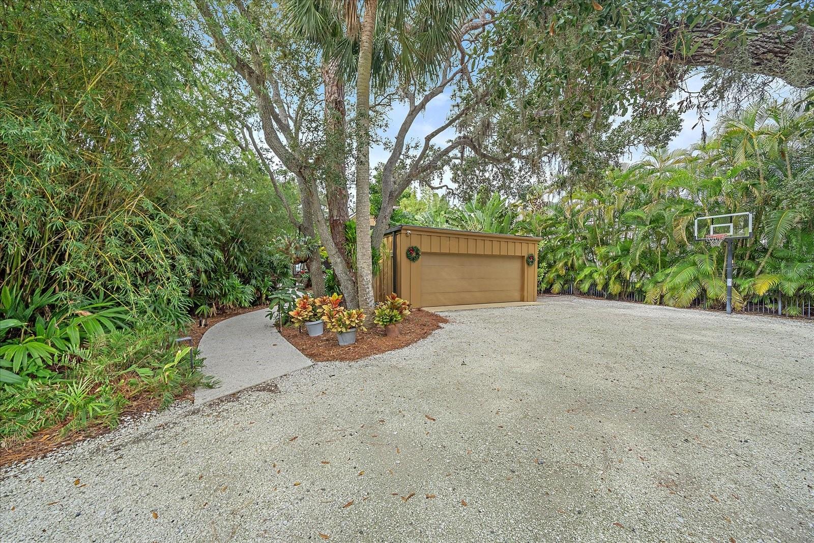 Image 4 of 81 For 3348 Old Oak Drive