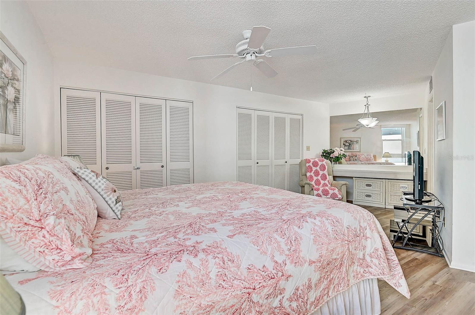 Image 22 of 56 For 6518 Midnight Pass Road 310