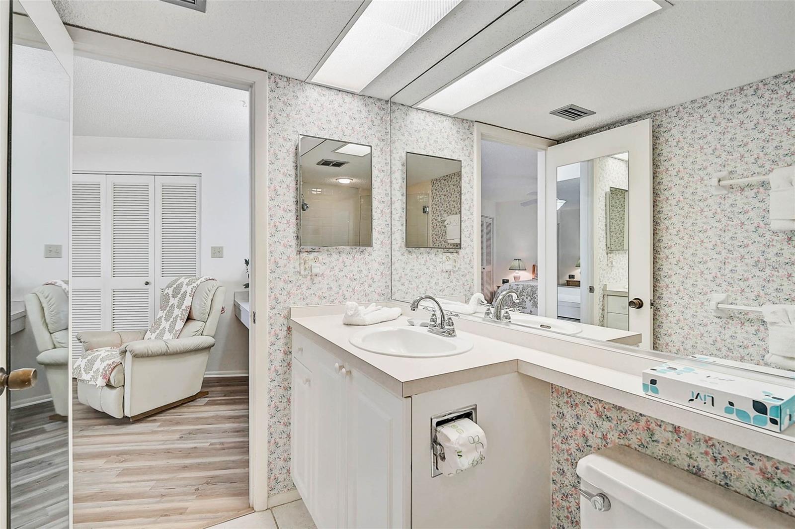 Image 26 of 56 For 6518 Midnight Pass Road 310