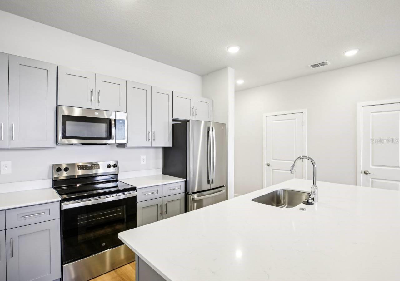 Image 2 of 4 For 9106 93rd Run 102