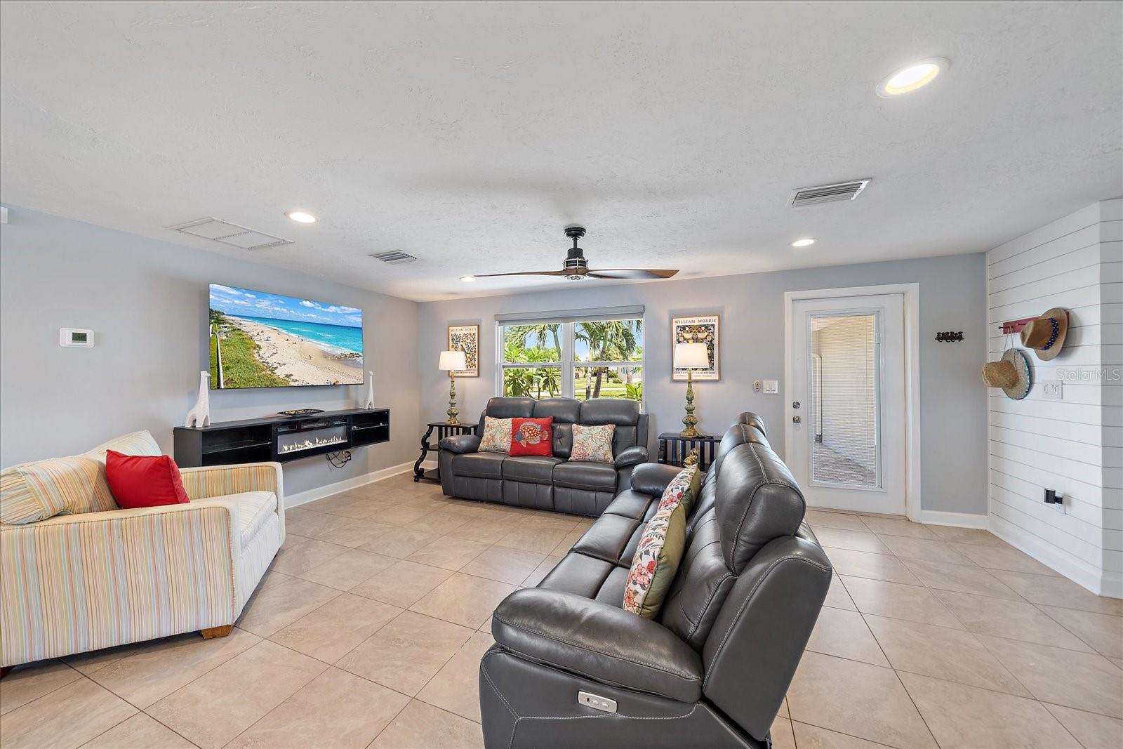 Image 6 of 36 For 6841 Roxbury Drive