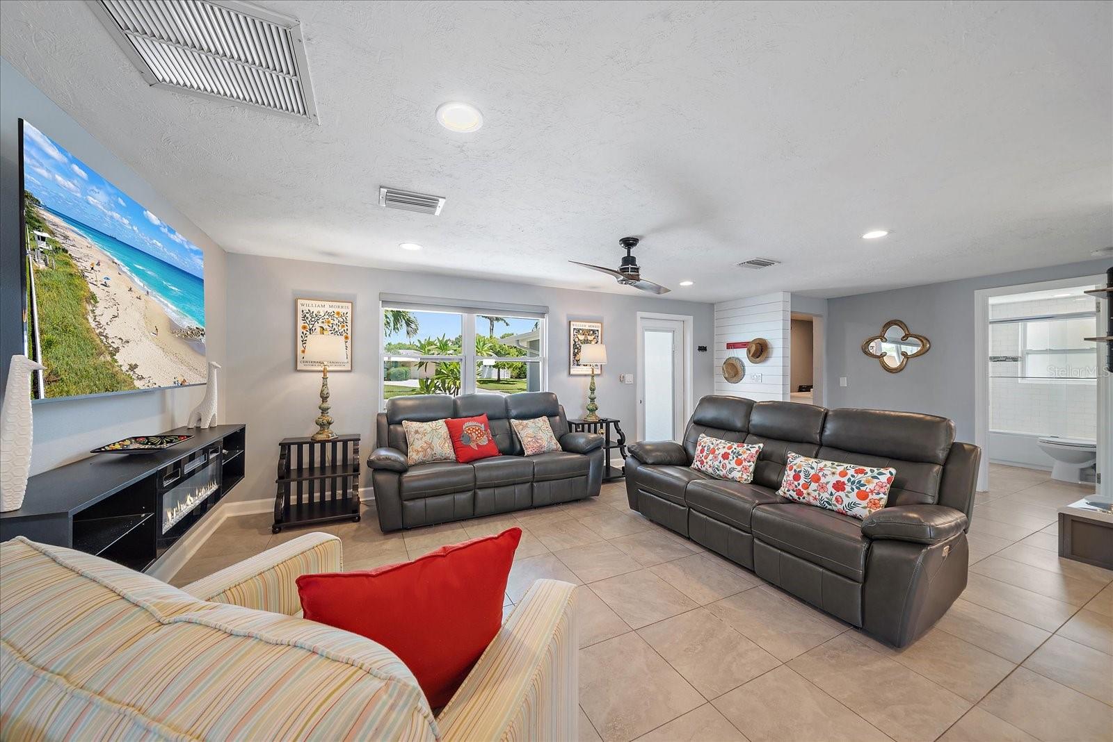 Image 7 of 36 For 6841 Roxbury Drive