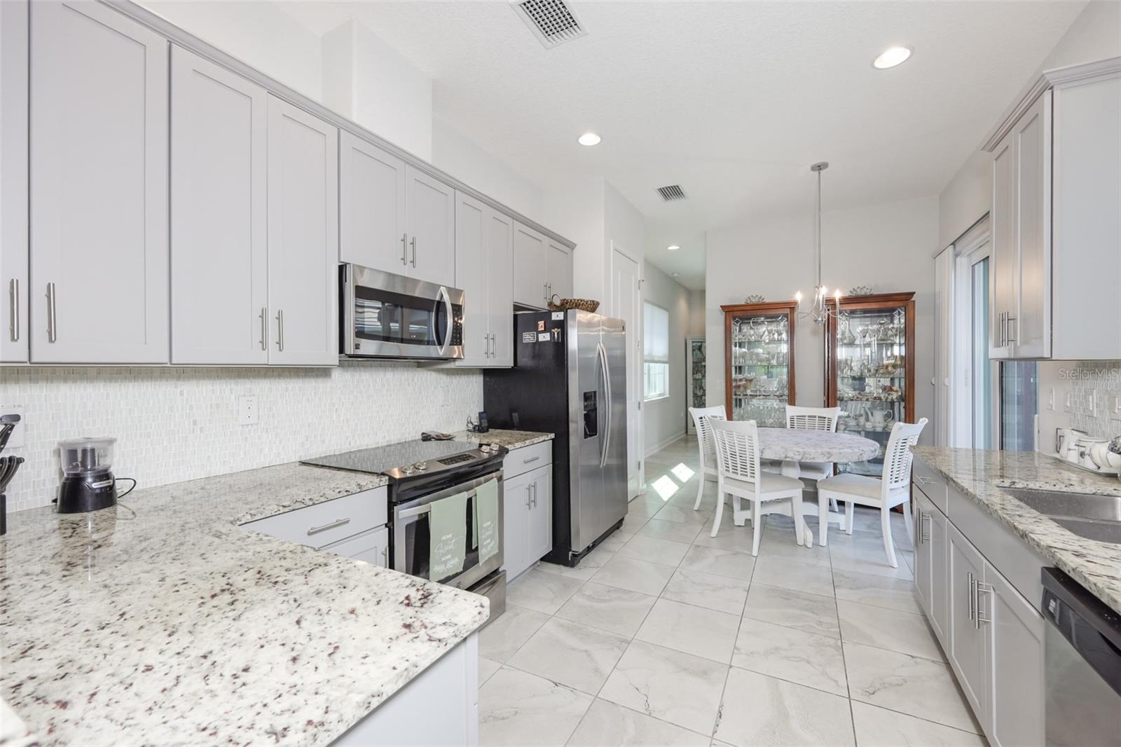 Image 13 of 34 For 2088 Sherbrook Avenue