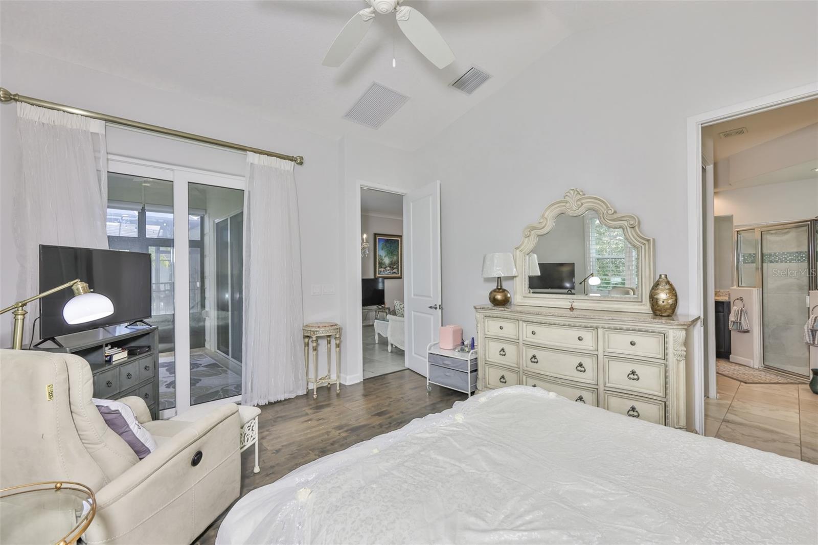 Image 17 of 34 For 2088 Sherbrook Avenue