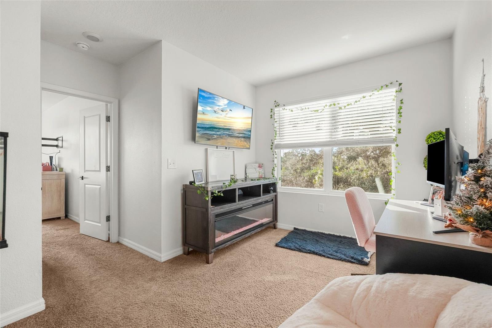 Image 21 of 37 For 8701 Daydream Street