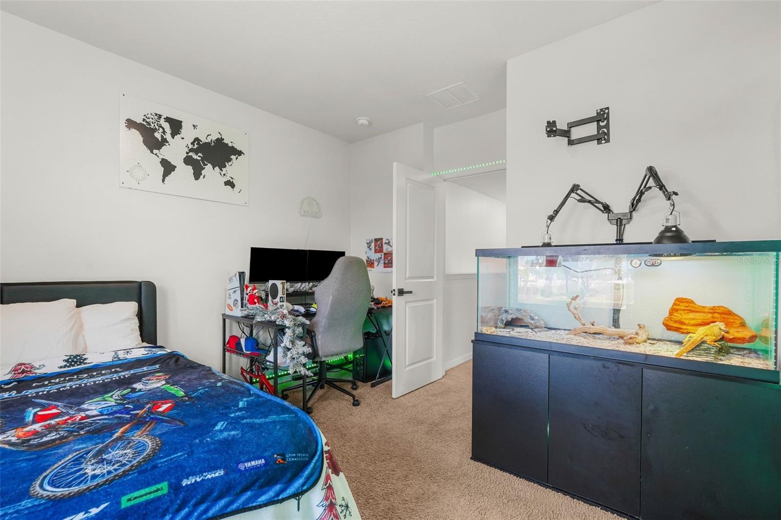 Image 26 of 37 For 8701 Daydream Street