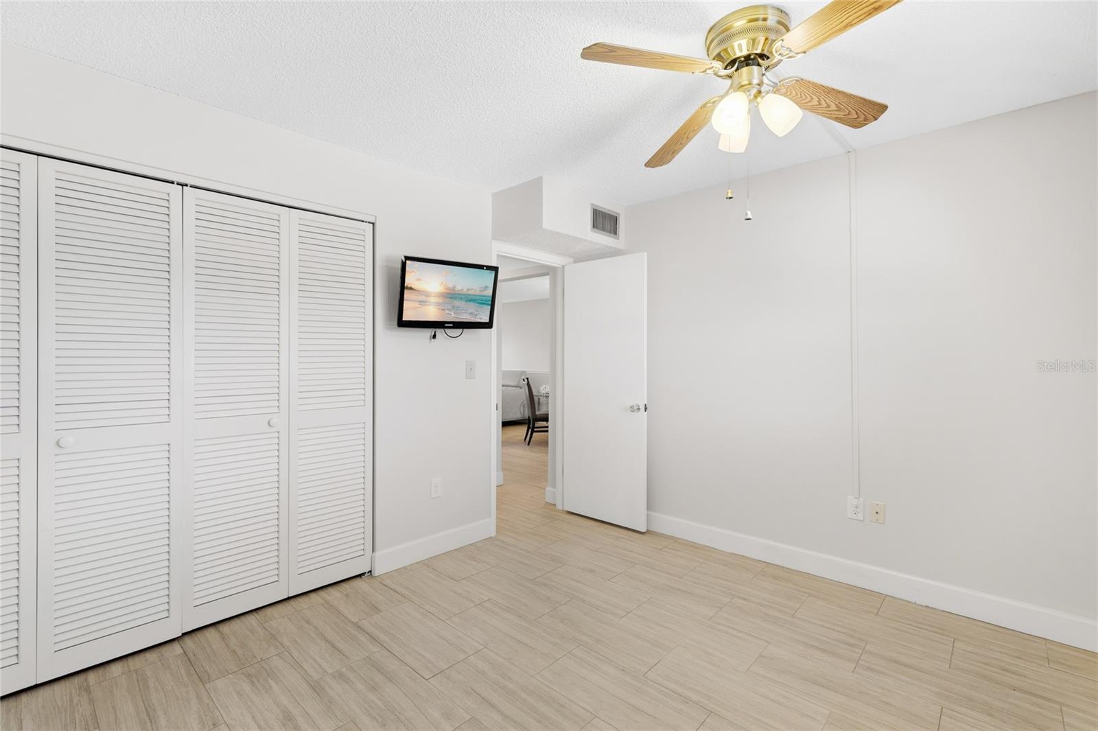 Image 19 of 32 For 2300 Stickney Point Road 102